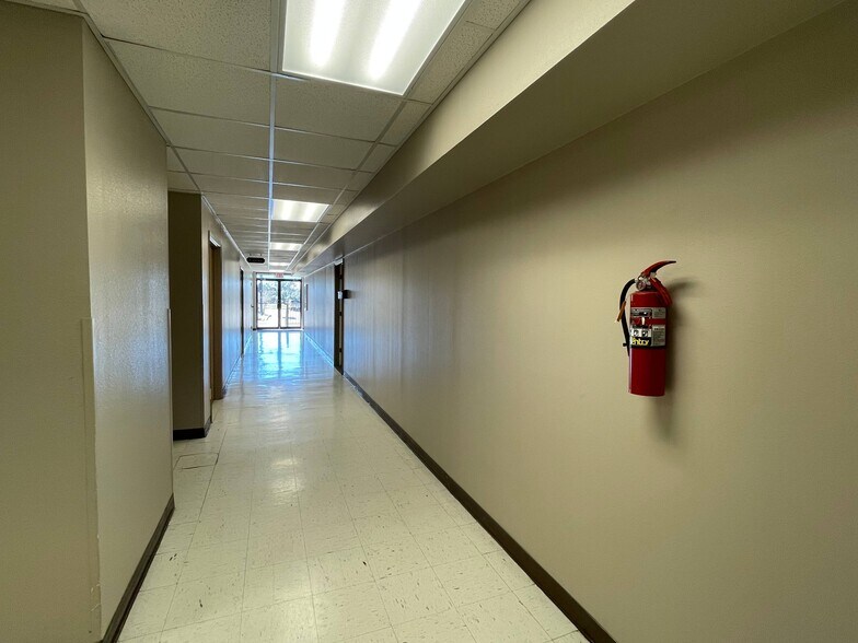 More Photos Of 1305 S Key Ave, Lampasas Office For Sale