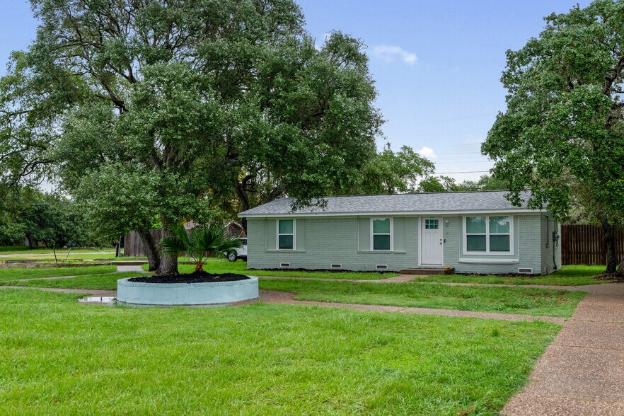 More Photos Of 1300 N Live Oak St, Rockport Multifamily For Sale