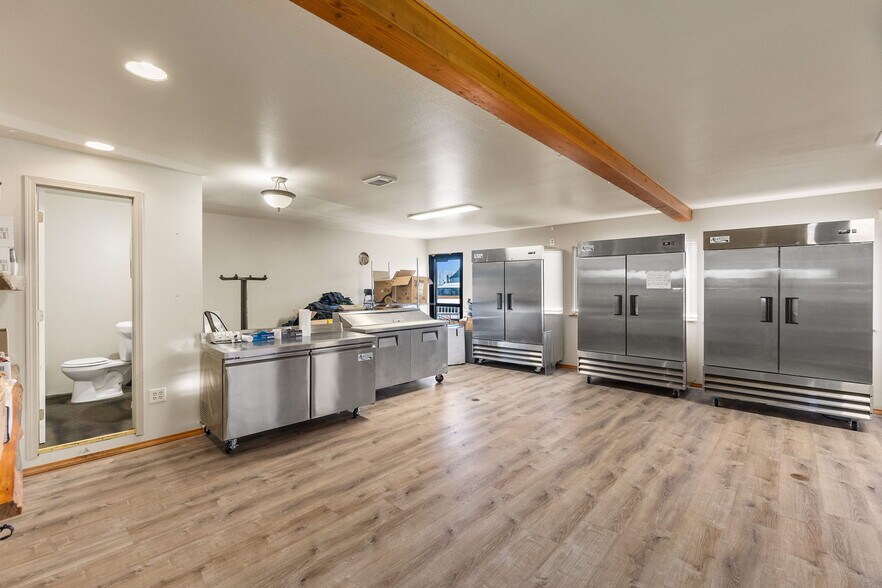 More Photos Of 2401 Westhaven Dr, Westport Flex For Sale