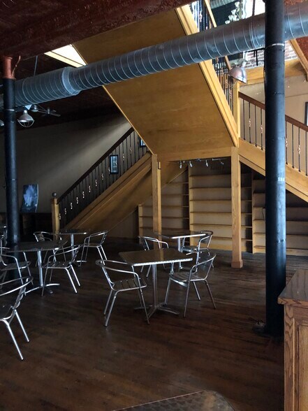 More Photos Of 104 N Market St, Gallatin General Retail For Sale