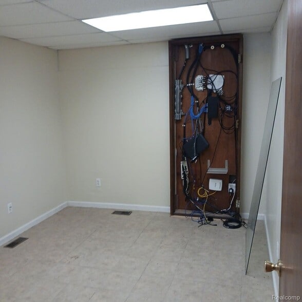 More Photos Of 15921 W 8 Mile Rd, Detroit Flex For Sale