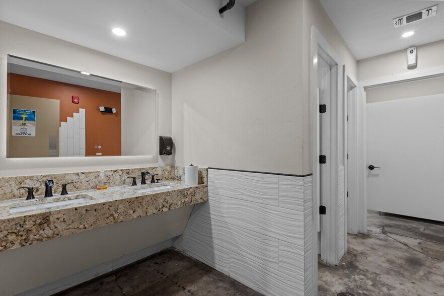 More Photos Of 418 N Grant Ave, Odessa Bar For Sale