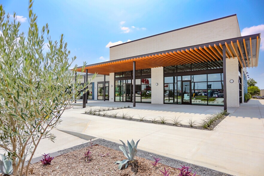 More Photos Of 1417 Graham Dr, Tomball General Retail For Sale