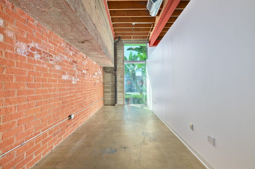 More Photos Of 6121 Santa Monica Blvd, Los Angeles Showroom For Lease