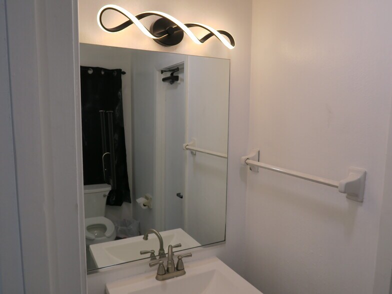 More Photos Of 5638 Star Ln, Houston Auto Dealership For Lease