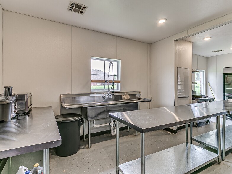 More Photos Of 1725 W 33rd St, Edmond Office For Sale