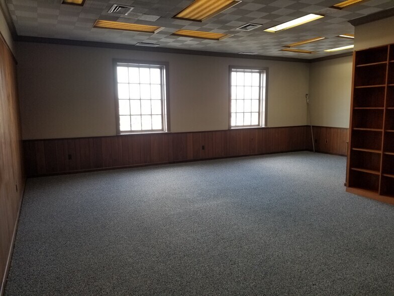 More Photos Of 49 Public Sq, Shelbyville Office For Sale