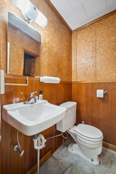 More Photos Of 2025 Pine St, Palmer Warehouse For Sale