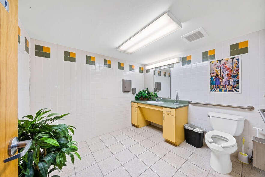 More Photos Of 2125 Sidney Baker St, Kerrville Storefront Retail Office For Sale