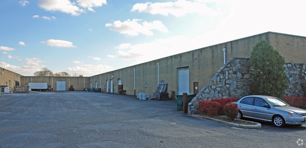 More Photos Of 40 Aero Rd, Bohemia Warehouse For Lease