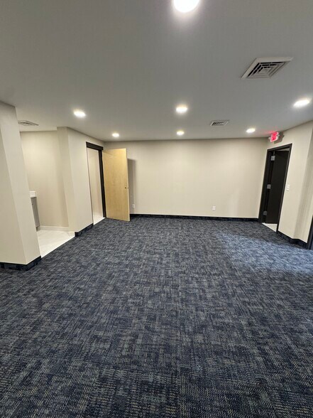 More Photos Of 629-631 Minnesota Dr, Troy Warehouse For Lease