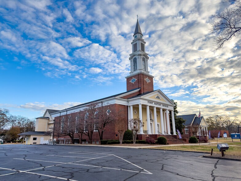 More Photos Of 634 Main St, Forest Park Flex For Sale