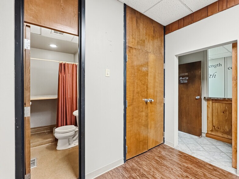 More Photos Of 1212 Air Depot, Midwest City Office For Lease