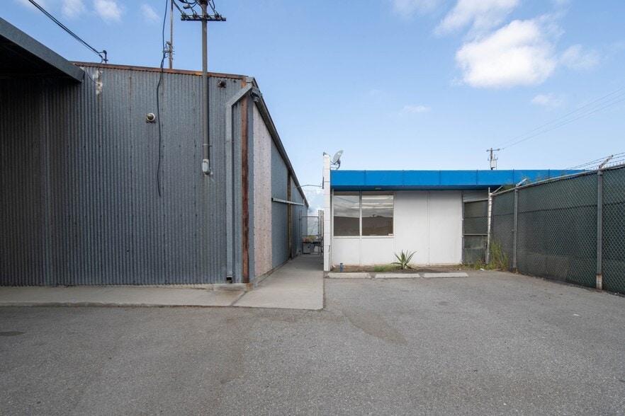More Photos Of 3031 16th St, Bakersfield Warehouse For Lease