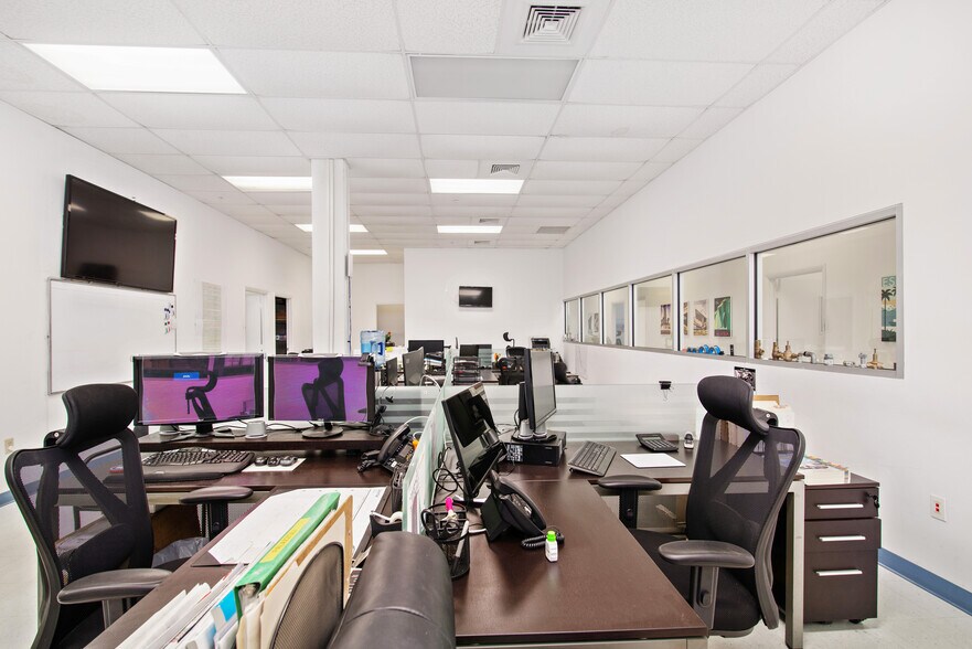 More Photos Of 2805-2889 N Commerce Pky, Miramar Distribution For Lease