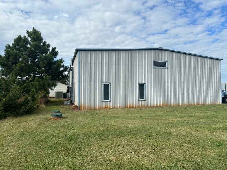 More Photos Of 1046 Gateway Dr, Mooresville Auto Repair For Lease