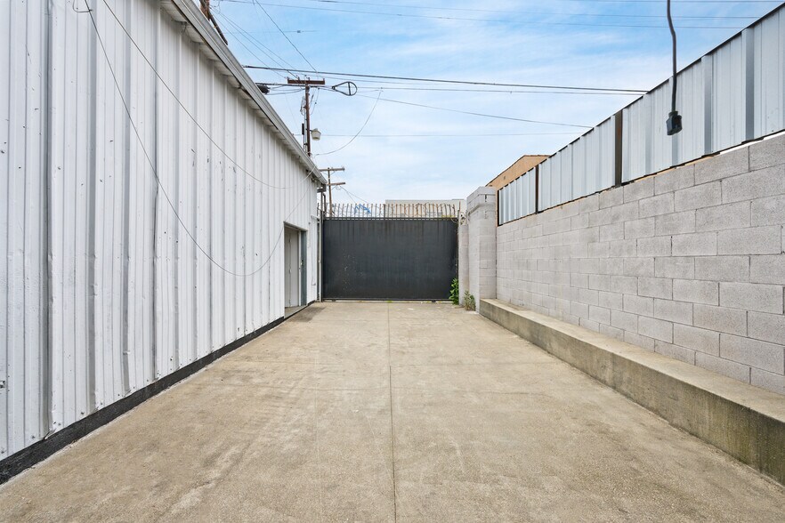 More Photos Of 3921 W Jefferson Blvd, Los Angeles Flex For Lease