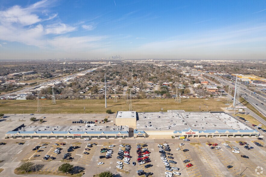 More Photos Of 11410-11430 East Fwy, Houston General Retail For Lease