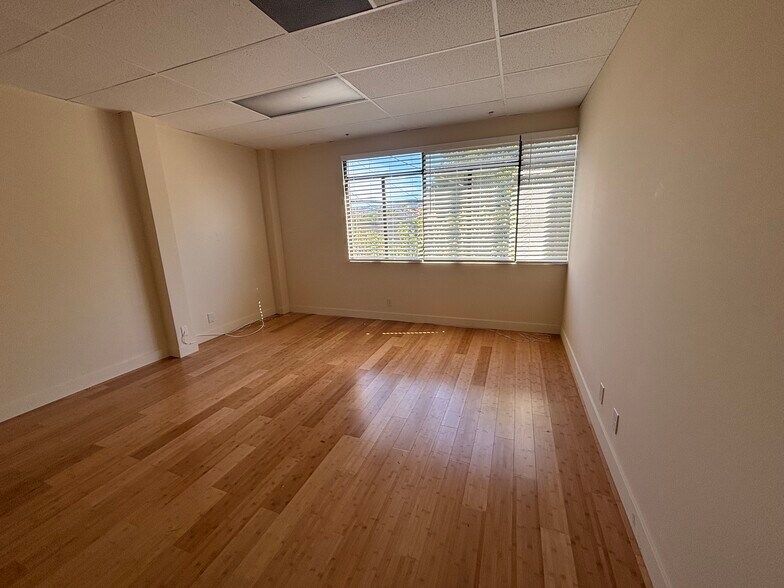 More Photos Of 11336 Camarillo St, Toluca Lake Office For Sale