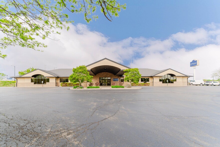 More Photos Of 1875 West Pointe Dr, Oshkosh Medical For Sale