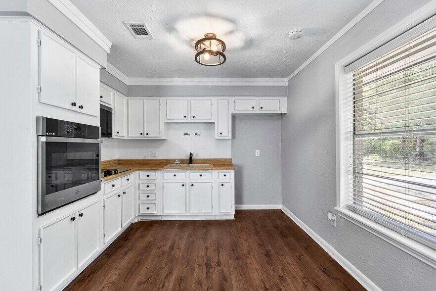 More Photos Of 13040 Highway 105 E, Conroe Industrial For Sale