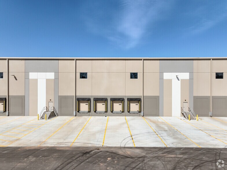 More Photos Of 136 Odessa Dr, Statesville Distribution For Lease