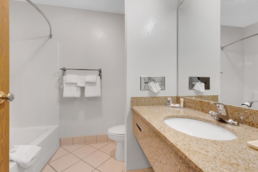 More Photos Of 5558 Lee Hwy, Atkins Hotel For Sale