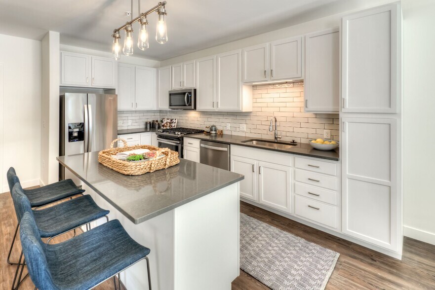 More Photos Of 1555 Ellinwood Ave, Des Plaines Apartments For Lease