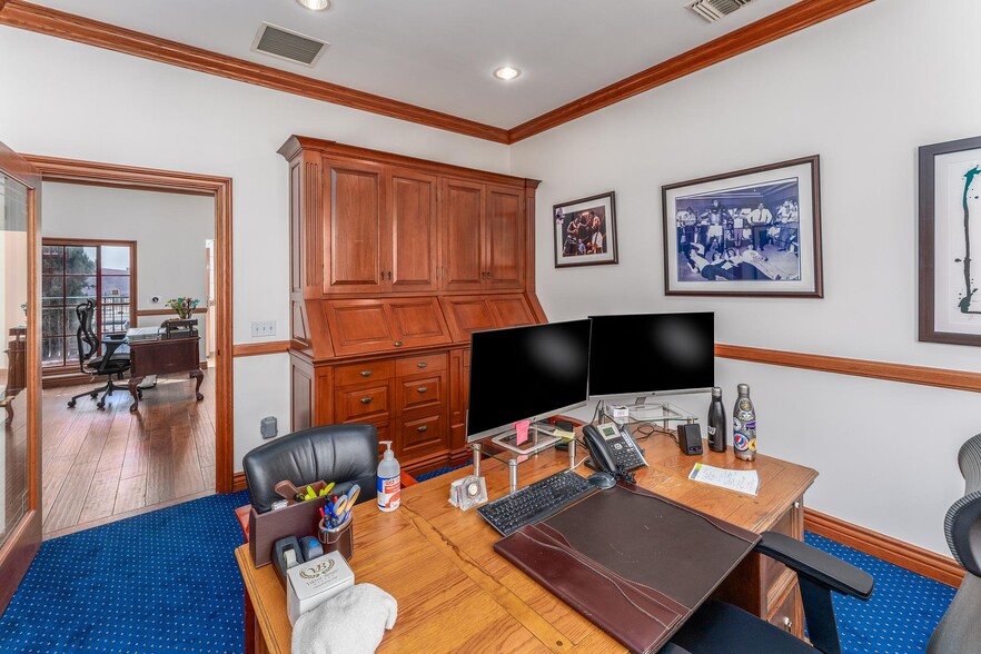 More Photos Of 8752 Holloway Dr, West Hollywood Office For Sale