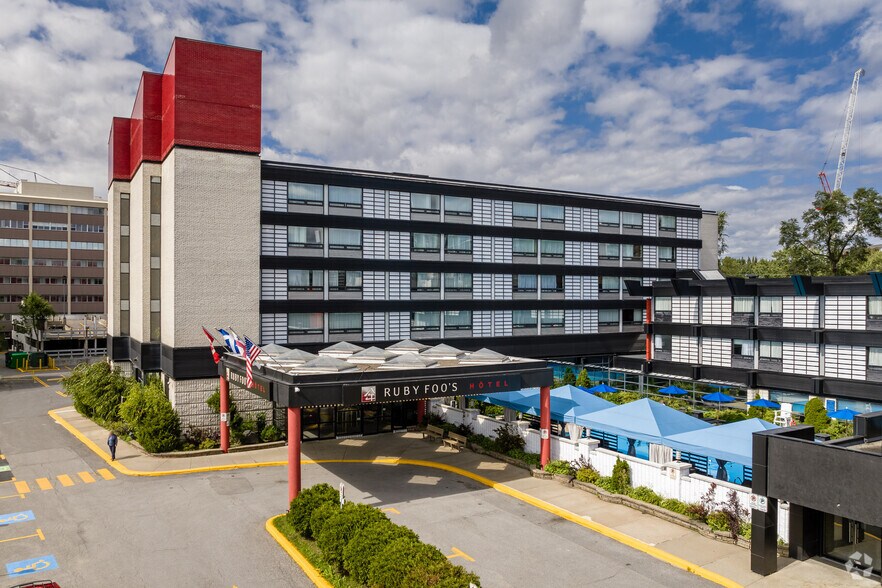 Primary Photo Of 7655-7661 Boul Décarie, Montréal Hotel For Lease