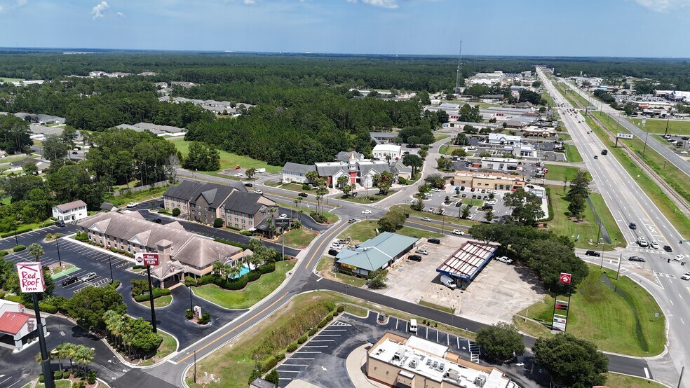 More Photos Of 135 The Lakes Blvd, Kingsland Hotel For Sale