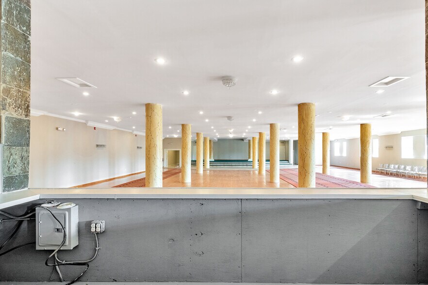 More Photos Of 2613 W Hunting Park Ave, Philadelphia Light Distribution For Lease