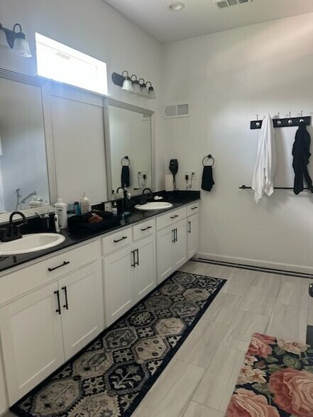 More Photos Of 703 E Oates Rd, Garland Unknown For Lease