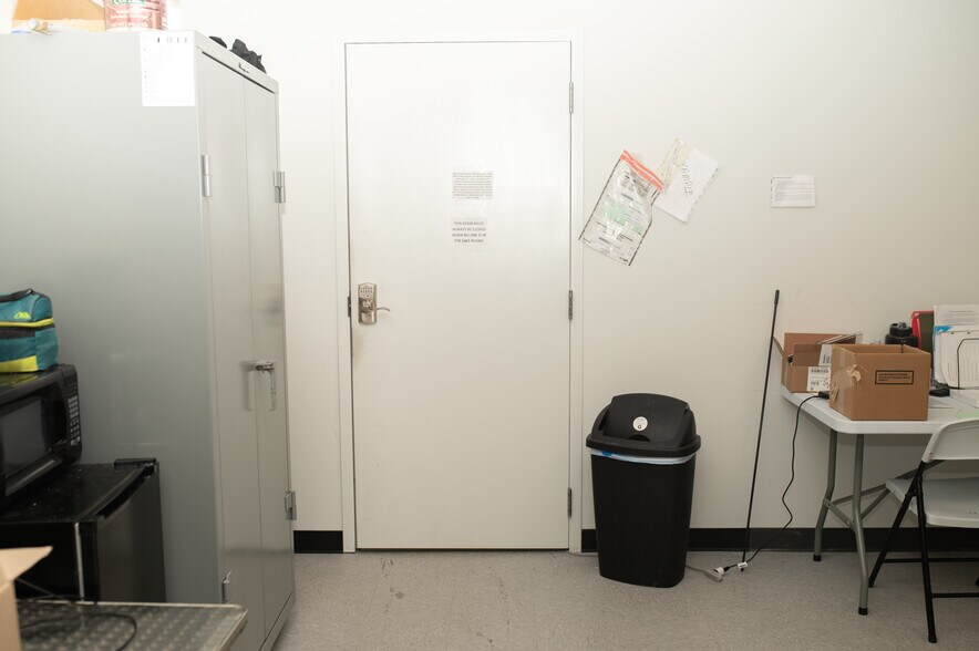 More Photos Of 637-705 E State Road 32, Westfield Storefront For Sale