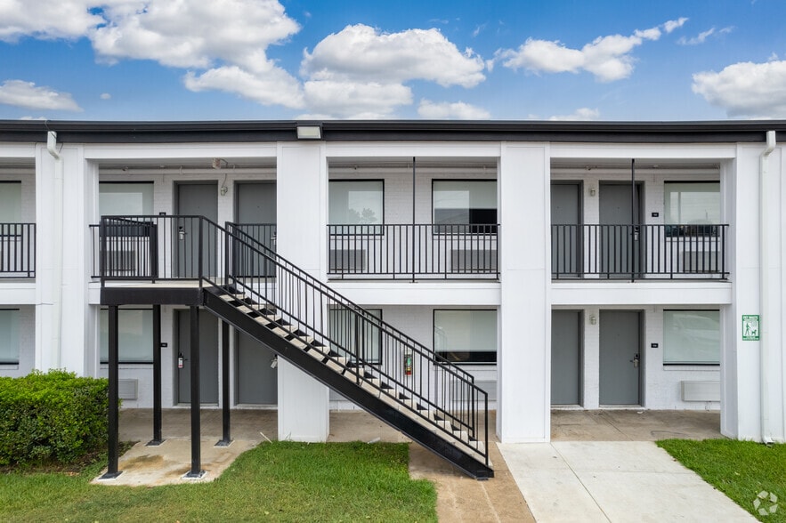 More Photos Of 16884 Northwest Fwy, Houston Hotel For Sale