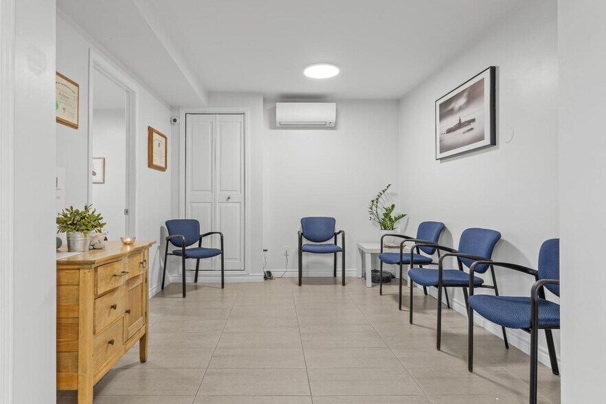 More Photos Of 122 Rue Jean-Talon, Saint-jean-sur-richelieu Storefront Retail Office For Sale