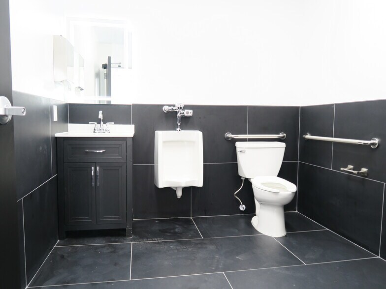 More Photos Of 5638 Star Ln, Houston Auto Dealership For Lease