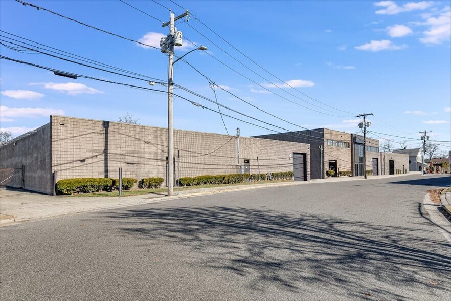 More Photos Of 22 Sprague Ave, Amityville Warehouse For Lease
