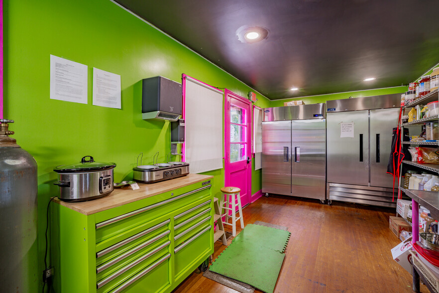 More Photos Of 1840 Volunteer Pky, Bristol Storefront Retail Residential For Sale