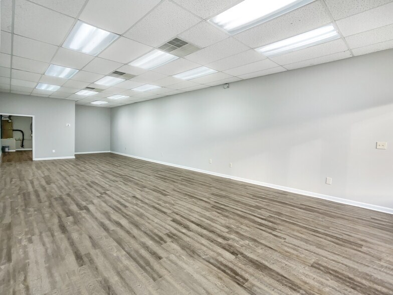 More Photos Of 720-742 McFarland Blvd, Northport Unknown For Lease