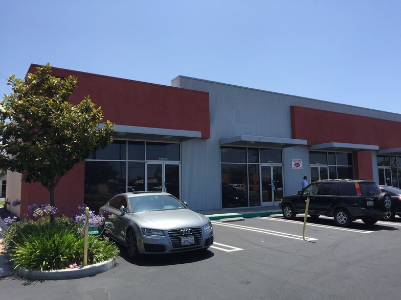 More Photos Of 1601 S Grand Ave, Santa Ana Showroom For Lease