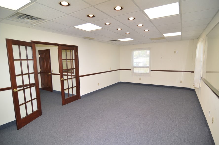 More Photos Of 107 W Main St, Clinton Office For Lease