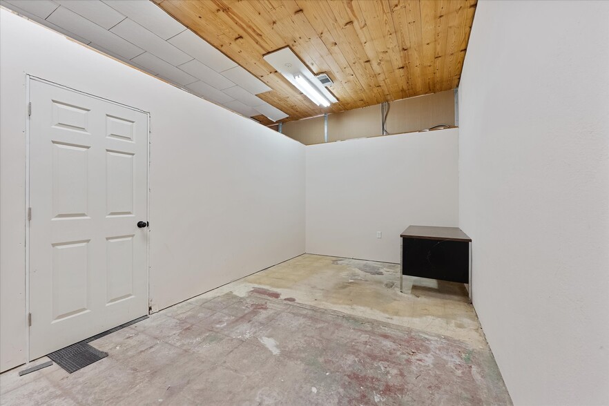 More Photos Of 313 E Main St, Humble Showroom For Sale