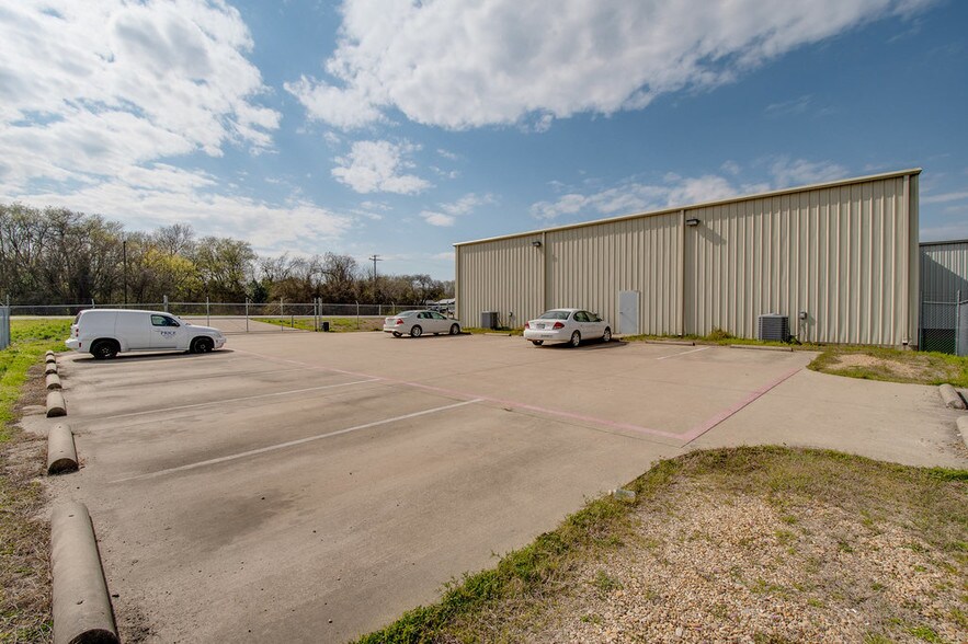 More Photos Of 1212 S Clay St, Ennis Manufacturing For Sale