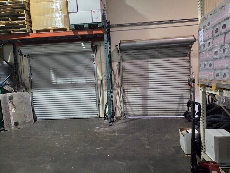 More Photos Of 7810 Kingspointe Pky, Orlando Warehouse For Lease