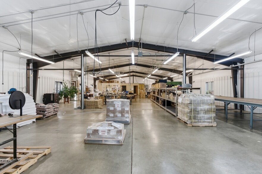 Primary Photo Of 1703 Laurel St, Tyndall Manufacturing For Sale