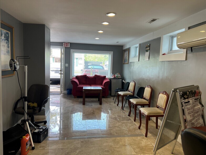 More Photos Of 10805 Lanham Severn Rd, Glenn Dale Auto Dealership For Lease