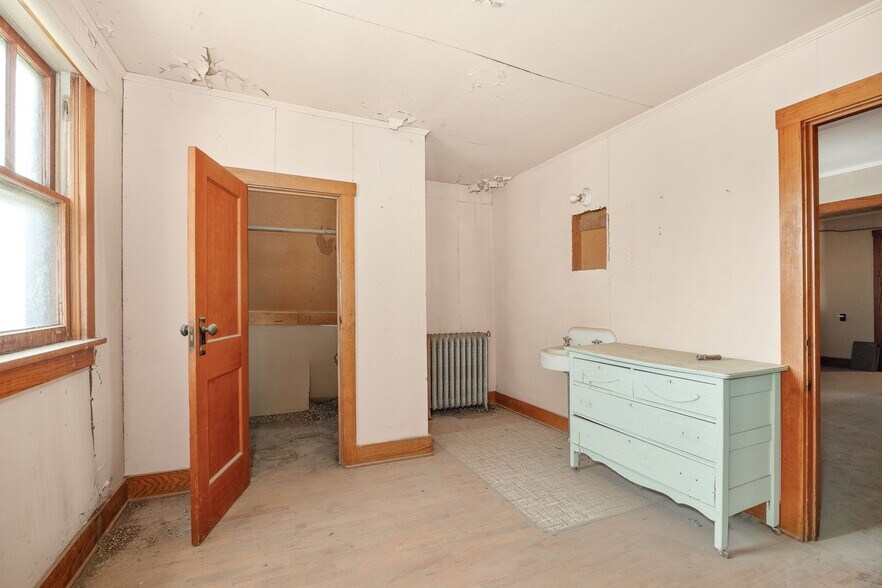 More Photos Of 802 E Nodaway St, Oregon Flex For Sale
