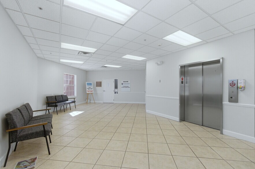 More Photos Of 842 Sunset Lake Blvd, Venice Medical For Sale