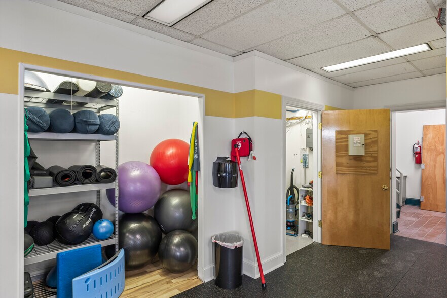 More Photos Of 604 S King St, Leesburg Office For Sale